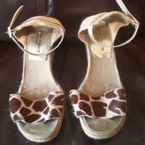 Leopard spotted Woman's shoes with ankle strap.